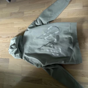 Hoodie - Snygg hoodie från maggiore. Använt max 5 gånger. Storlek M