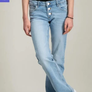 Ljusblå jeansbyxor med knappar - säljer dessa ursnygga jeans som är lågmidjade, säljer då jag försöker rensa min garderob!!💓 dom är från Gina och har storleken 146 men passar även xs- xxs