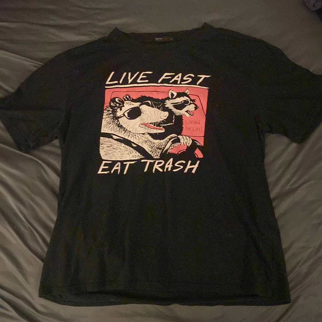 Svart t-shirt med tryck från Romwe