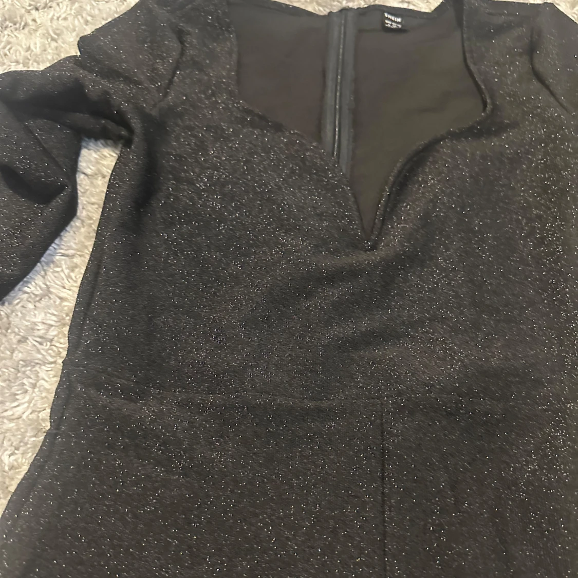 Svart glittrig långklänning med slits - 1