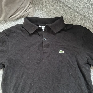 Lacoste Pike - Tja säljer nu denna Lacost piken! Storlek 16år köpt på kidsbrandstore! Hör av er!