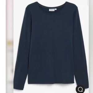 Mörkblå långärmad tröja från Kappahl - En enkel och stilren mörkblå långärmad tröja från Kappahl. Tröjan har rund halsringning och är tillverkad i mjuk bomull. Säljer den pågrund av att den inte kommer till användning. Pris går att diskuteras💓💓