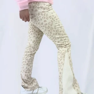 Beige cheetah printed remake jeans - Storlek-36 Innerbenslängd- 73cm Modellen är 155cm lång.