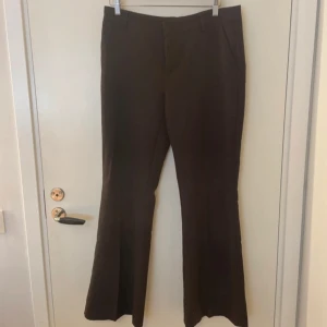 Relaxed bootcut trousers - Snygga bruna kostymbyxor från gina tricot som tyvärr inte kommer till använding. Inga defekter, bra skick