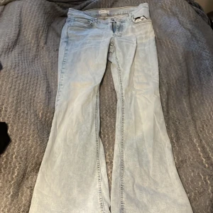 Ljusblå bootcut jeans från Perfect Jeans gina tricot - Säljer ett par ljusblå jeans från gina tricot i storlek 44. Byxorna har bootcut-modell med utsvängda ben och klassisk femficksdesign. Perfekta för dig som gillar en retroinspirerad look med ljus tvätt.