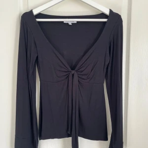 DesignBySi tröja - Säljer min svarta tröja från design by si som är super skön men inte kommer till användning. Storlek M/L men passar S/M🩷