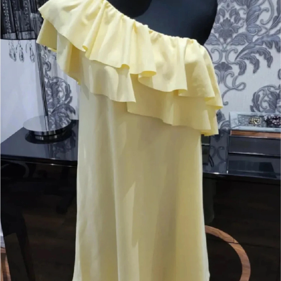 Gul one shoulder klänning med volang !!😇❤️