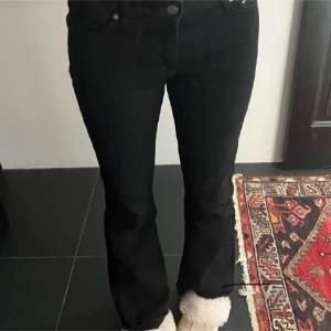 Svarta bootcut jeans från Junkyard - Svarta jeans med bootcut passform från Junkyard. Klassisk femficksmodell med normal midja och diskreta sömmar. Jeansen har en stilren look och är tillverkade i ett stretchigt denimtyg för extra komfort. 