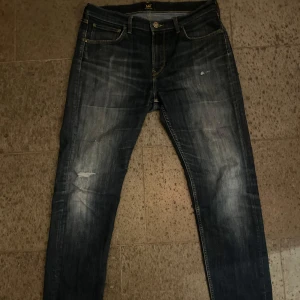 Lee jeans - Säljer mina jätte snygga jeans från lee. De har snygga slitningar och priset är självklart diskuterbart.