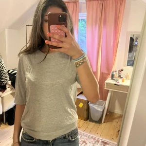 Grå kortärmad tröja - Finstickad tröja från Lager 157. Oanvänd med prislapp på. Verkligen jätte mjukt och skönt material, nypris: 120