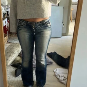 💕Lågmidjade jeans💕 - Säljer mina ursnygga lågmidjade jeans som tyvärr blivit för små. Sitter galet bra på röven!