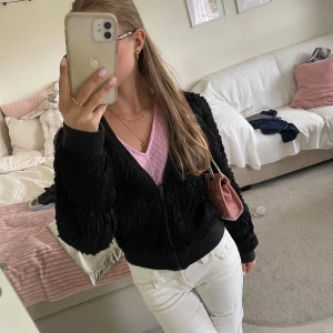 Svart vårjacka från Rut&Circle - Superfin vårjacka från Rut&Circle. Den är i storlek 36 och sitter som en xs. Säljer pågrund av att den aldrig används. Hör av er vid fler frågor!💗