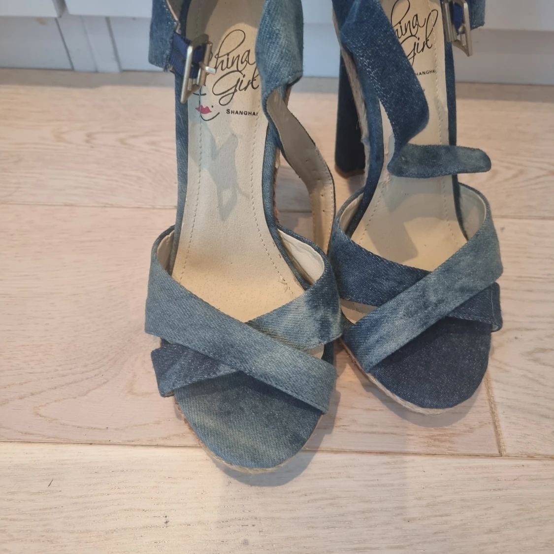 Blåa platåklackar i jeansmaterial - 1