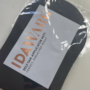 Self-tan appliceringsvante från Ida Warg - Svart self-tan appliceringsvante från Ida Warg för jämn och naturlig applicering av brun utan sol-produkter. Ger ett perfekt, ränderfritt resultat och kan användas flera gånger. Mjuk och smidig form som passar handen.