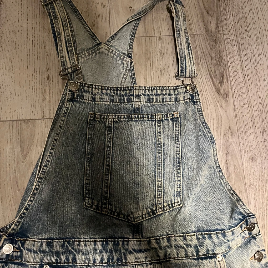 Jeansklänning med hängslen - 2