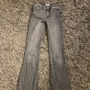 Grå bootcut jeans från Gina Tricot! 🤍 - Snygga grå jeans från Gina Tricot med bootcut passform. Jeansen har klassisk femficksdesign, normalhög midja och dragkedja med knapp framtill. Om ni vill ha mer bilder så är det bara att skriva!🤗