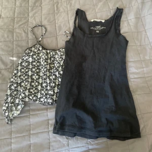 Svart linnetopp och mönstrad croppad topp - Säljer ett svart baslinne från H&M med smala axelband samt en croppad topp med svartvitt ormmönster och tunna axelband. Perfekta för sommaren och lätta att matcha med jeans eller kjol.