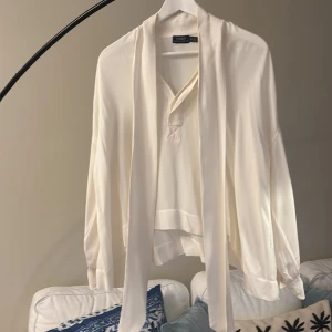 Polo Ralph Lauren blus  - Polo Ralph Lauren blus i storlek XS. Luftig vacker passar yngre och äldre på eleganta och avslappnade tillfällen! Vit och klassisk