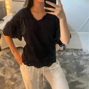 söt blus - Mörkblå/ svart kortärmad blus med söta broderingar på. Pris kan diskuteras vid snabb affär 