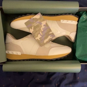 Valentino Rockrunner - Säljer dom här feta Valentino Rockrunners i vit i storlek 43. |  Inga byten  |   1    :    1    | Det bara skriva vid frågor eller något annat! 
