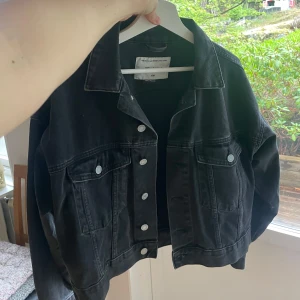 Svart jeansjacka från H&M - Säljer en svart jeansjacka med croppad passform. S/M :) 