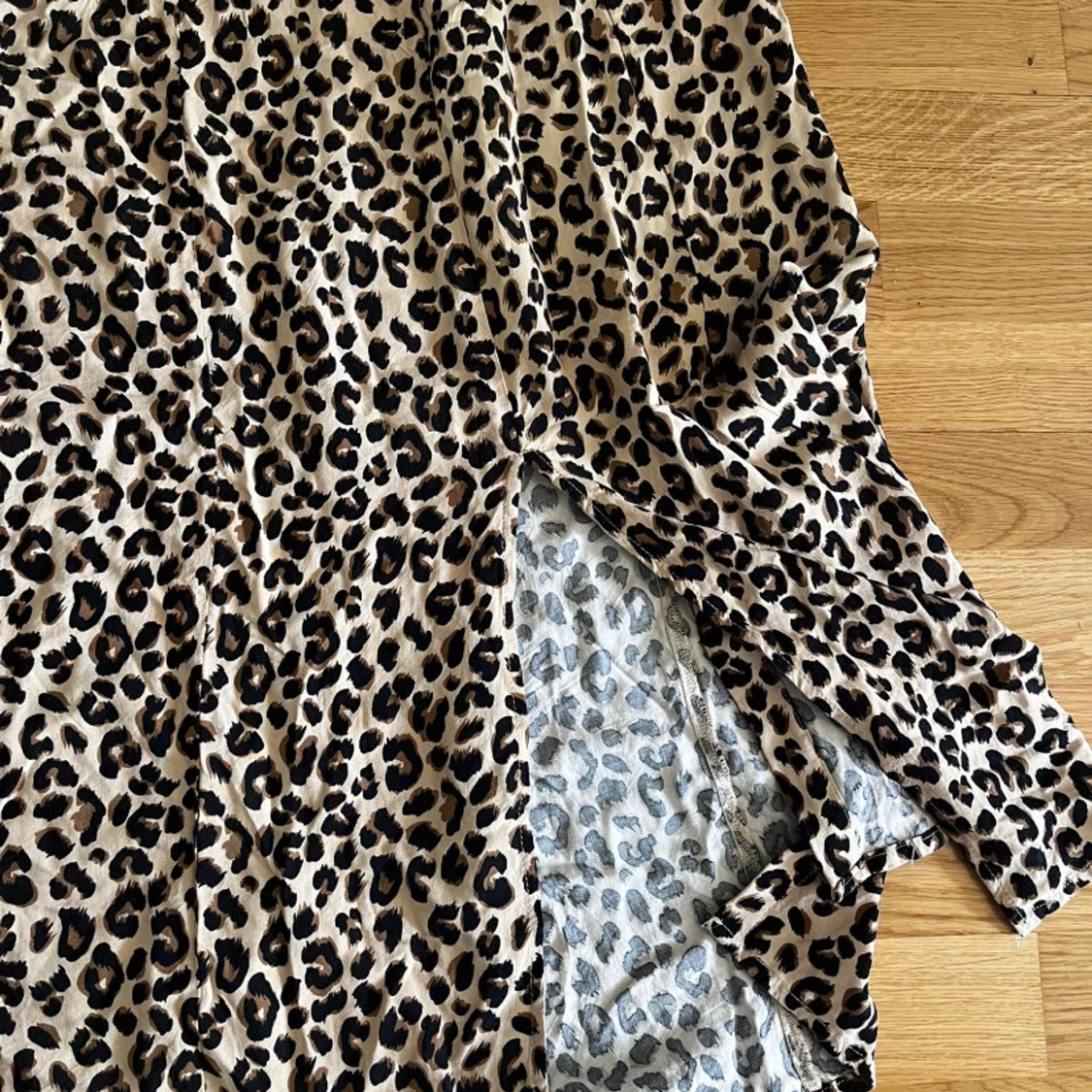 Leopardmönstrad kjol med slits - 1