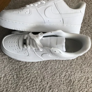 Nike Air Force 1  - Klassiska helvita Nike Air Force 1 sneakers med låg profil. Aldrig använt pga de är lite stora. 