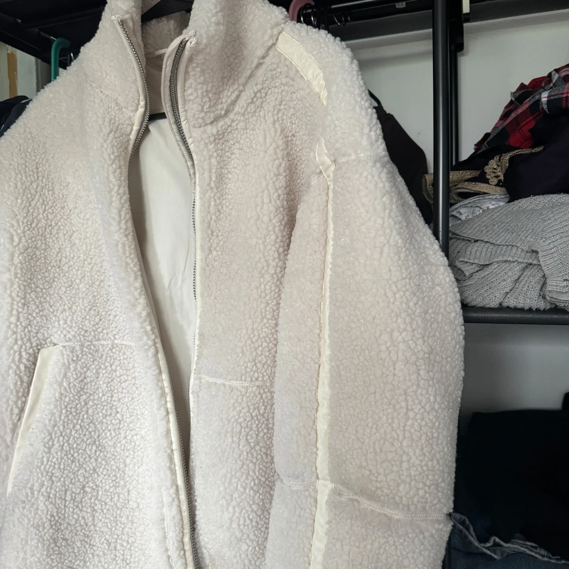 Beige teddyjacka med dragkedja - 1