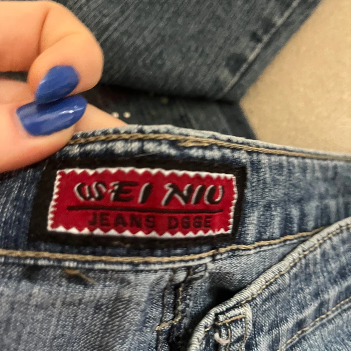 Blå bootcut jeans med lågmidja frånWei Niu - 2