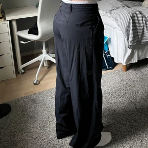 Marinblå kostymbyxor med hög midja - Marinblå (mörka) kostymbyxor med hög midja och vida ben.  Köpt på Bershka. Se bilder för mer. Perfekta för en stilren och avslappnad look!💙