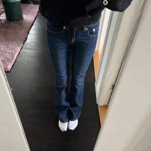 Blå bootcut jeans - Blå snygga bootcut jeans, aldrig använda!