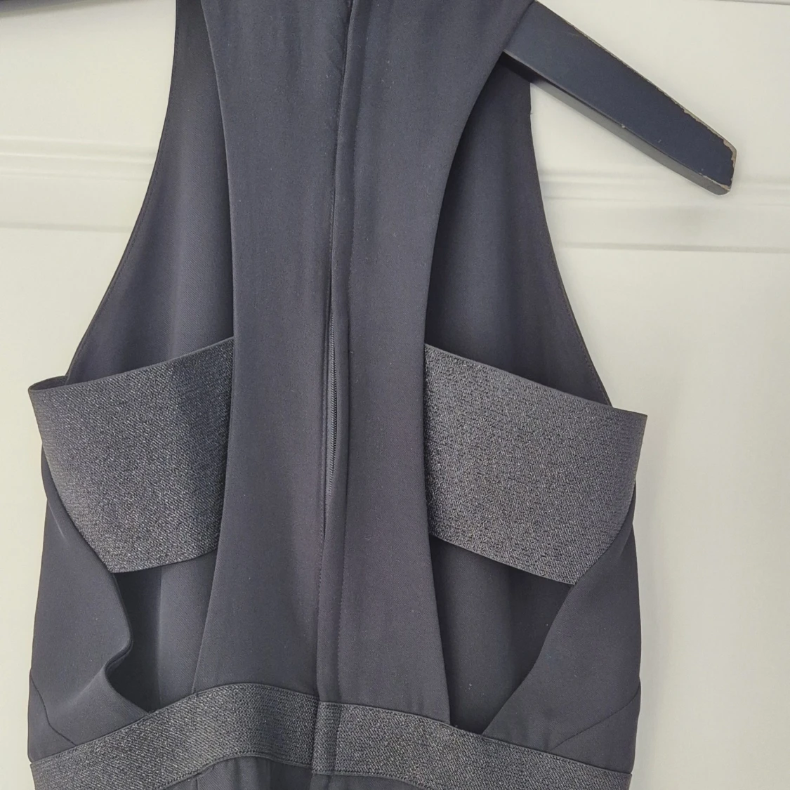 Svart onepiece med resårdetaljer - 2