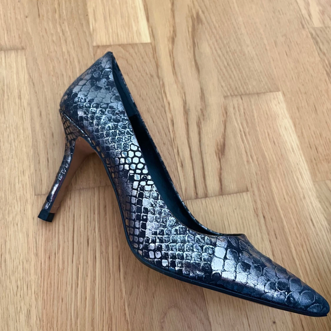 Silvriga pumps med ormskinnsmönster - 1