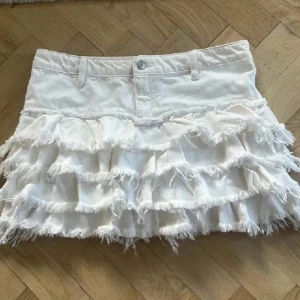 SÖKERRRRR - Söker denna jeanskjol från monki i strl 34💗💗