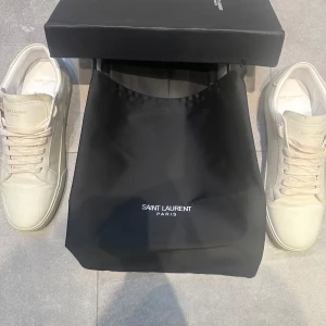 Vita saint laruent sneakers - Vita saint laruent skor i storlek 44. Skorna är i 9,5/10 skick. Använda några gånger. Skriv om ni har några frågor. Priset är inte hugget i sten!🚨