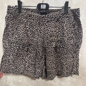 Leopardmönstrade shorts  - Snygga tygshorts med leopardmönster i strl 40 så ungefär M🐆