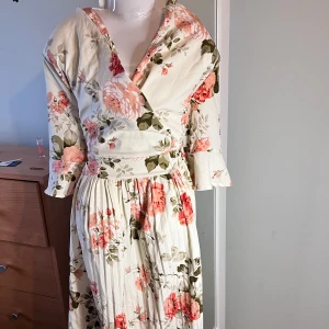 Klänning blommig  - Oanvänd  