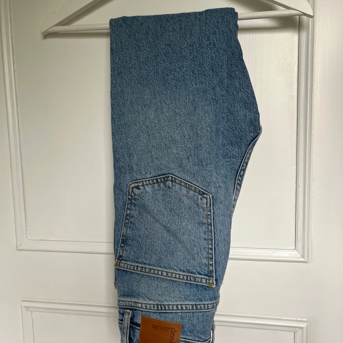 Ljusblå jeansbyxor från Never Denim - 2