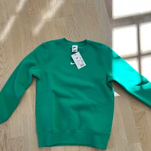 Nike tröja - Säljer denna gröna tröjan från Nike i XS😍 Den är helt ny med prislappen kvar💕
