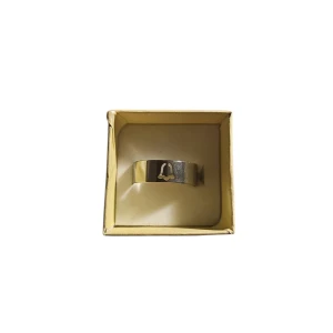 Silverring med klockdetalj - Elegant silverring med en subtil klockdetalj på framsidan. Perfekt för att lägga till en touch av stil till din look. Ringen är i storlek 20.2 mm och är av Rostfritt Stål