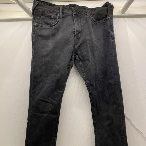 Svarta jeans från Pepe Jeans - Snygga svarta jeans från Pepe Jeans  skulle nog säga ty det passar storlek 31 32 ungefär för slim fit