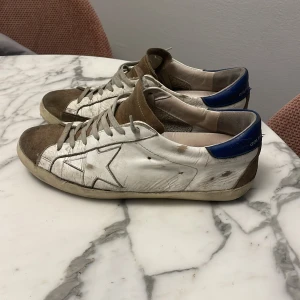 Golden Goose sneakers - Hej! Jag säljer dessa riktigt feta skor ifrån Golden goose. Dem är i ganska bra skick 5/10 därav priset. Dem är använda en del men men funkar fortfarande fint. Hör av er om ni har några frågor!😊
