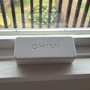  solglasögon från CHIMI - Snygga solglasögon från CHIMI med mörka linser. Perfekta för en stilren look. Kommer i ett matchande fodral och passligt nu till sommaren! Använd fåtal gånger