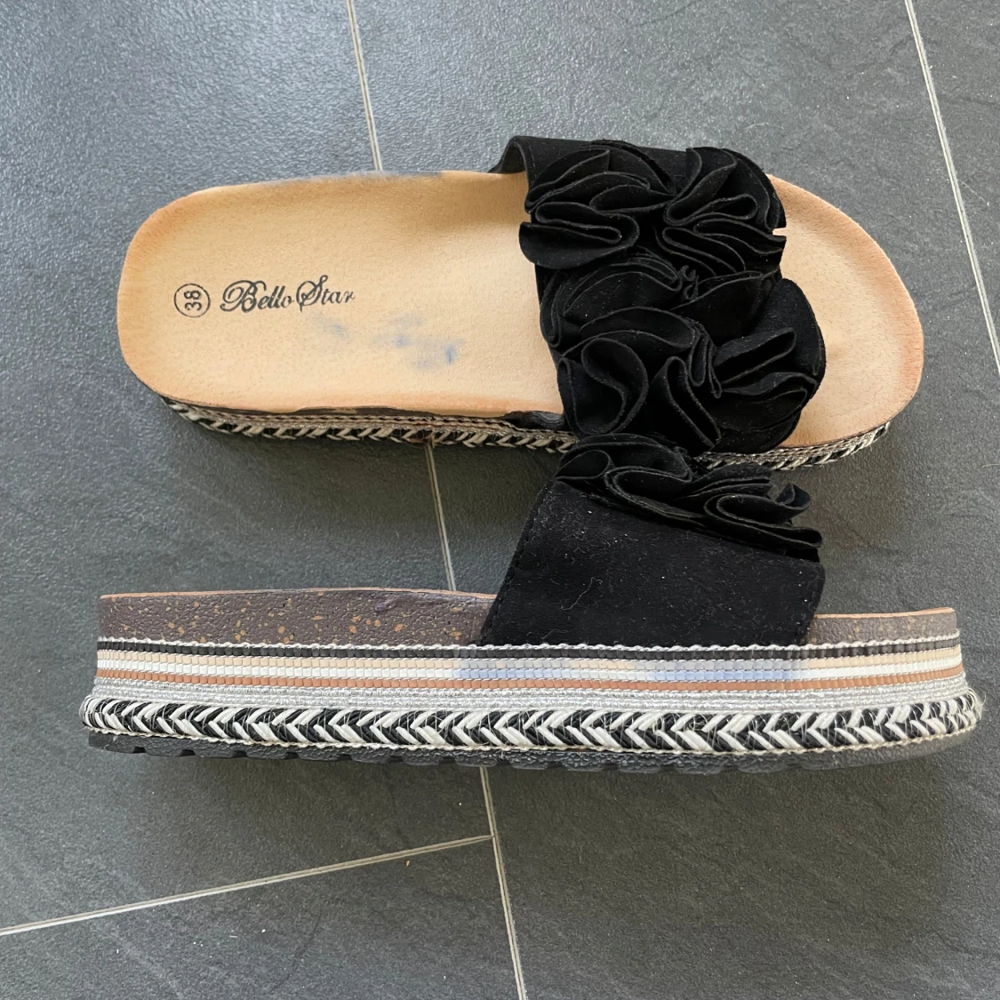 Svarta sandaler med fina detaljer  - 2