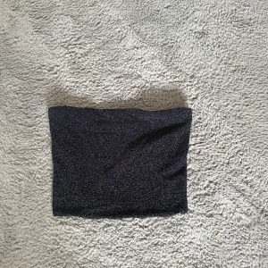 Glittrig bandeau topp - Superfin glittrig bandeau topp som passar perfekt till fester eller likande. Storlek XS och den är använd fåtal gånger💞sitter på plats och glider inte ner tack vare silikonen på insidan