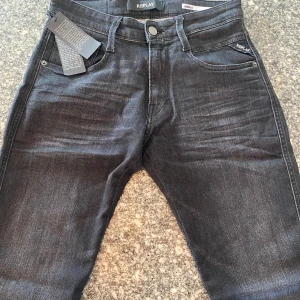 Svarta jeans från Replay - Snygga svarta jeans från Replay. Jensen är helt nya och aldrig använda. Storleken är w27 L32 passar runt 170cm