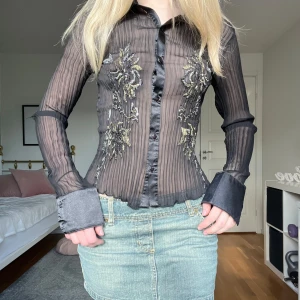 Skjortblus - Mesh, svart skjorta /blus figursydd med glitter brodyr! 