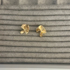 Guldörhängen  - Snygga guldörhängen med en unik, vriden design som ger en modern och elegant look. Perfekta för att lyfta vilken outfit som helst med en touch av lyx. De är rostfria och vattentäta! 