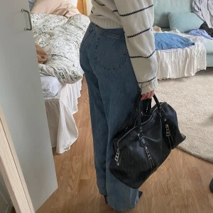 wide leg jeans🧘‍♀️ - så snygga och bekväma jeans med vida ben!! storlek 26, modell yoko jeans från monki, perfekta nu till våren/sommaren💞💞passar så snyggt med en kitten heel, jag är 170 för referens :)