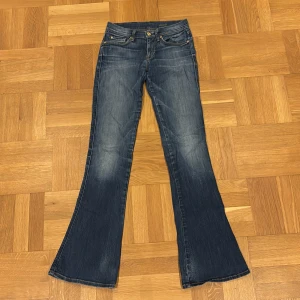 7 for all mankind jeans, kaylie  - Säljer dessa skit snygga lågmidjade jeans från 7 for all mankind, modellen kaylie. Säljer då dem inte passar längre. Lite slitningar längst ner annars inga andra defekter